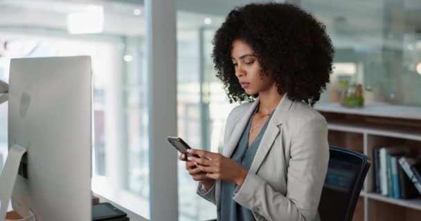 オフィスの電話 ネットワーキング ビジネスマンは インターネットやモバイルアプリにメッセージを入力します 職場での電子メールやソーシャルメディアのための携帯電話でテクノロジー チャット イライラした女性弁護士 — ストック動画