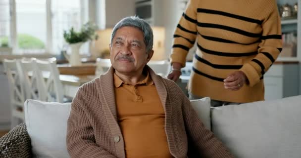 Huis Knuffel Senior Paar Met Liefde Huwelijk Pensioen Met Ondersteuning — Stockvideo