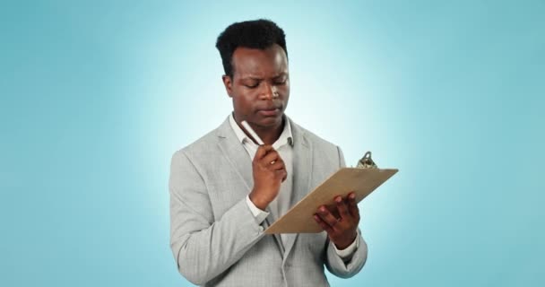Homem Negro Negócios Área Transferência Pensando Ideias Com Checklist Inovação — Vídeo de Stock