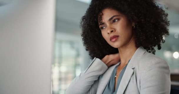 Dor Pescoço Negócios Mulher Negra Com Estresse Burnout Escritório Massagem — Vídeo de Stock