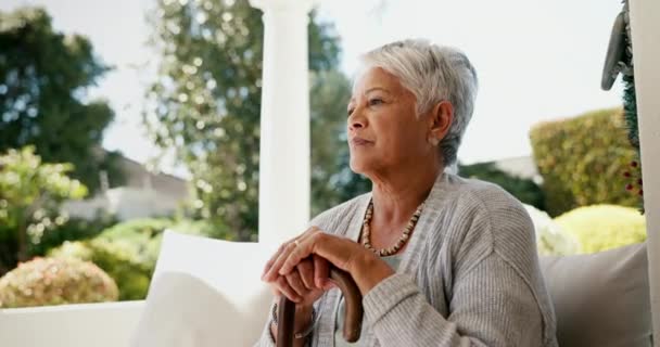 Stara Kobieta Myśląca Życiu Pamięcią Podczas Pobytu Świeżym Powietrzu Domu — Wideo stockowe