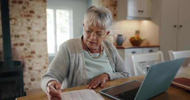 老年妇女 家里在账单 预算计算和财务或资产管理方面的混乱和文件记录在笔记本电脑上 老年人和有压力的税务 养老金或抵押贷款发票的文书工作 — 图库视频影像