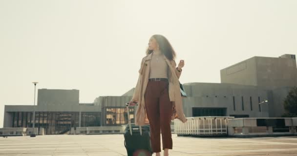 비즈니스 여행을위한 건물의 지상에 야외에서 숙녀는 출퇴근하기 위하여 가방으로 — 비디오