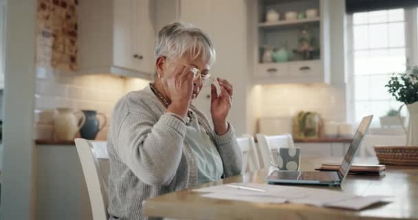Finansiel Stress Senior Kvinde Med Laptop Dokumenter Skat Køkken Eller – Stock-video