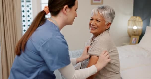 Médico Anciana Enfermera Revisan Yeso Para Tratamiento Salud Brazo Con — Vídeos de Stock