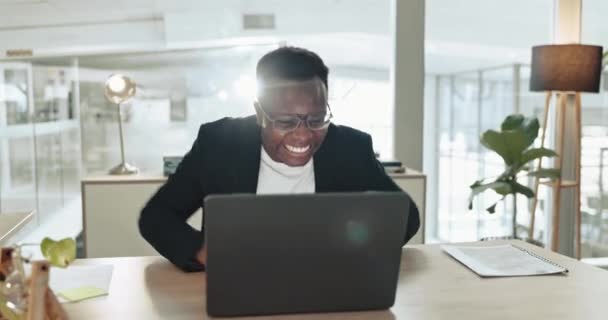 兴奋的黑人男子 笔记本电脑和在办公室的成功获奖 庆祝利润和奖金的提升 快乐的员工 为交易而欢呼 阅读邮件公告和奖赏 — 图库视频影像