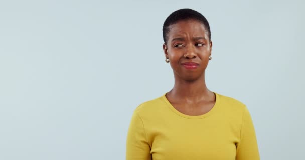 Zmatený Tvář Černá Žena Rukou Ukazující Studiu Falešnými Zprávami Nebo — Stock video