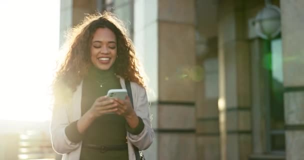 Mujer Teléfono Feliz Mientras Camina Trabajo Riendo Desplazándose Aplicaciones Redes — Vídeos de Stock