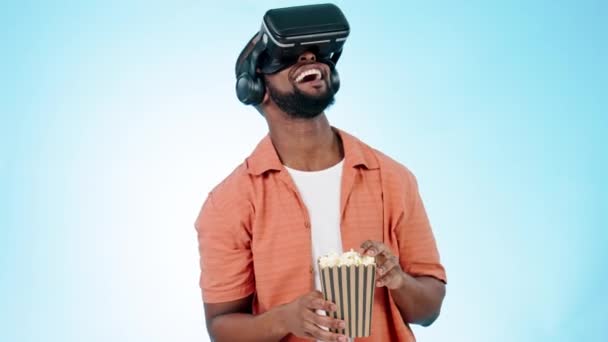 Homem Óculos Realidade Virtual Pipocas Para Filme Estúdio Comer Rir — Vídeo de Stock
