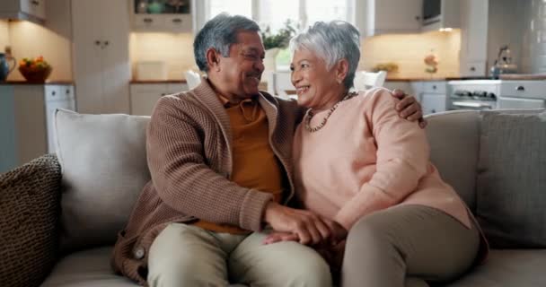 上了年纪的夫妻 面对并拥抱在沙发上 带着爱的微笑和结合 支持和放松在家里的退休生活 老太婆 老头儿 抱在怀里 坐在客厅的沙发上 快乐极了 — 图库视频影像