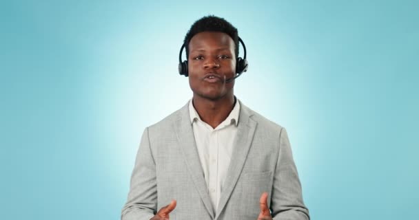 カスタマーサービスのためのスタジオでのマン コンサルティング コールセンターのコミュニケーション Faqアドバイザリー Itの質問 アフリカのテレマーケティングエージェント バーチャルアシスタント セールスマンの肖像画 — ストック動画