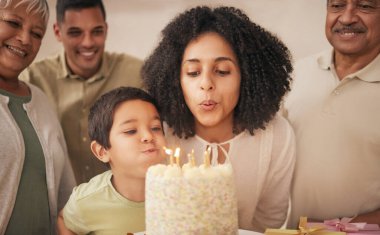 Doğum gününüz kutlu olsun, büyük aile ve çocuk bir evde birlikte kutlayacağımız bir evde mum üflüyorlar. Büyükanne ve büyükbaba, mutluluk ve çocuk toplanmak için heyecanlı, sürpriz ve hediye.