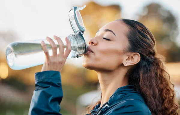 Outdoor Fitness Vrouw Drinkwater Gezondheid Training Met Hydratatie Wellness Sport — Stockfoto