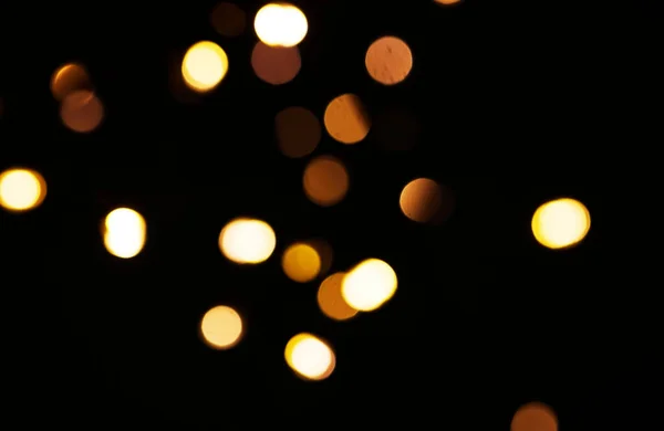 クリスマス お祝いの花火のお祝いのために暗い背景にボケと金 ライトとモックアップ モックアップ スペースや冬のスパークル 魔法で 光るか 黒い背景に輝く — ストック写真