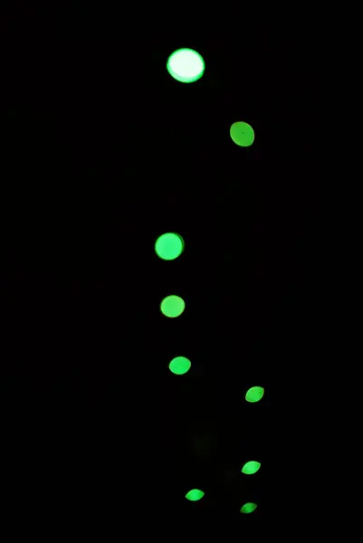 Luz Verde Bokeh Resplandor Sobre Fondo Oscuro Aislado Espacio Maqueta — Foto de Stock