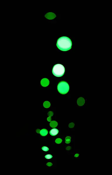 ブラックバックグラウンドのネオングリーンライト パターン テクスチャ モックアップと宇宙美学 夜の照明 スパークル粒子およびスペースが付いている暗い壁紙の光 輝きおよびフレア — ストック写真