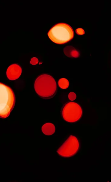 ボケー 赤とオレンジ色のライトは パターン 宇宙美学のモックアップが付いているダークウォールペーパーで 夜の照明 スパークル粒子 スペース 色の輝きとフレアで黒い背景に光る — ストック写真