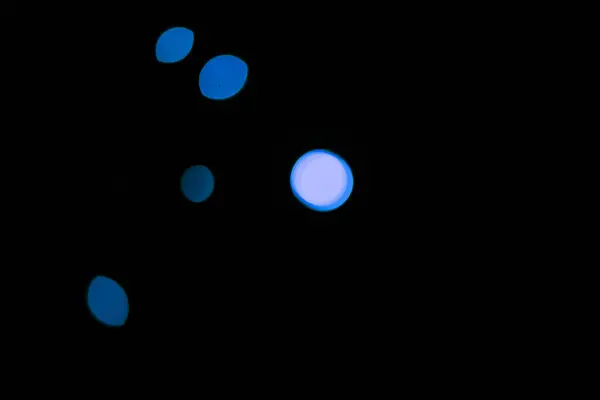 ブラックバックグラウンドのネオンブルー粒子とパターン テクスチャー モックアップと宇宙美学 夜の照明 スペース 輝きおよびフレアが付いている暗い壁紙の火花ライトそして光 — ストック写真