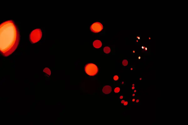 レッドライト ダークウォールペーパー パターン テクスチャ モックアップ コズミックドット美学 夜の照明 スパークル粒子 スペース 色の輝きとフレアで黒い背景に光る — ストック写真