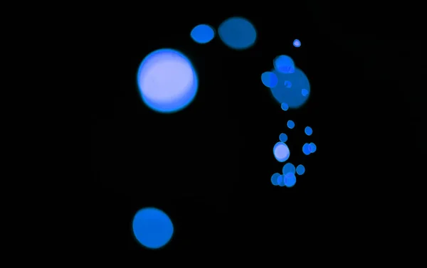 ボケー ブルーの粒子 そしてパターン そして宇宙的な美学のモックアップで暗い背景のライト 夜の照明 スペース 色の輝きおよびフレアが付いている黒い壁紙の点そして光 — ストック写真