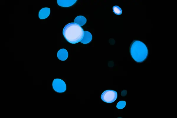 パターン テクスチャー モックアップ 宇宙美学を用いたダークバックのボケ ブルー粒子 ドット スペース 色の輝きおよびフレアが付いている黒い壁紙の夜の照明 火花ライトそして光 — ストック写真