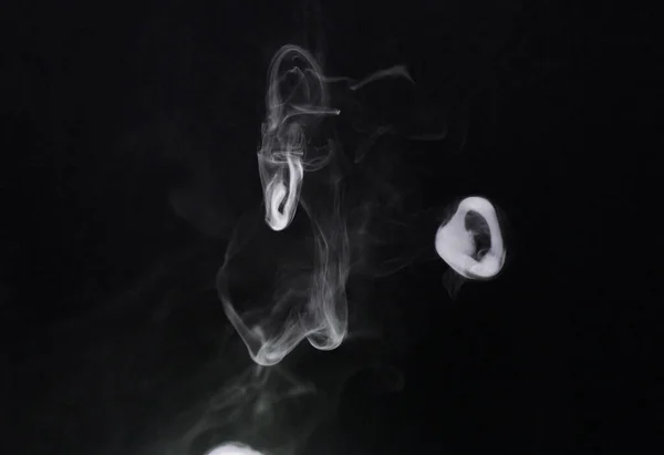 在黑暗的背景下 雾气和空气喷涌 在工作室里 充满了气体和幻想的蒸汽波 带有神秘感 熏香或雾气的纹理 蒸汽或喷雾 具有特殊效果的干冰和移动烟雾 — 图库照片