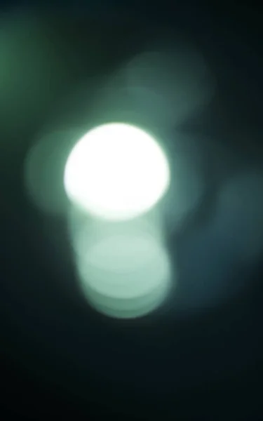 ブラックウォールペーパーのボケ ネオン ライト パターン テクスチャ モックアップ 宇宙美学 夜の照明 スパークル粒子およびスペース 色の輝きおよびランプのフレアが付いている暗い背景の光 — ストック写真