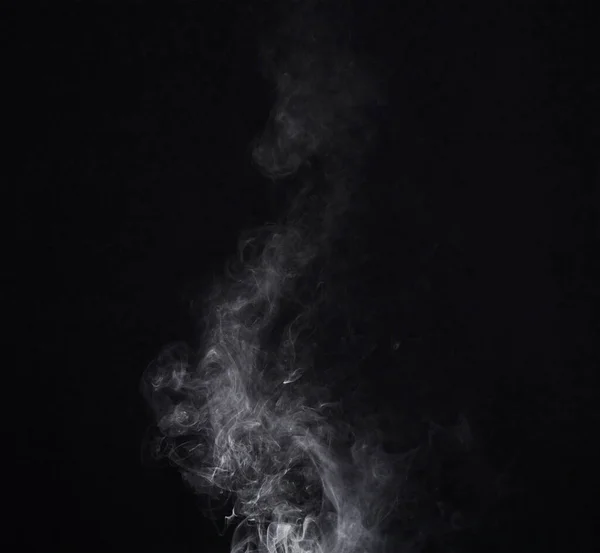 在有黑暗背景的工作室里 通过抽象地模拟空间的魔法效果来产生烟雾 烟雾或气体 空气中的气味 蒸汽或蒸气雾 在黑色背景下模拟云雾模式 — 图库照片