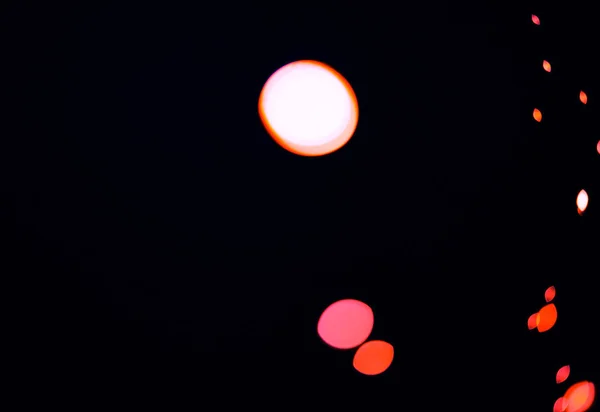 ボケー 赤色のライト パターン テクスチャ ドットをモックアップして宇宙美学 夜の照明 スパークル粒子およびスペースが付いている暗い壁紙の光 輝きおよびフレア — ストック写真