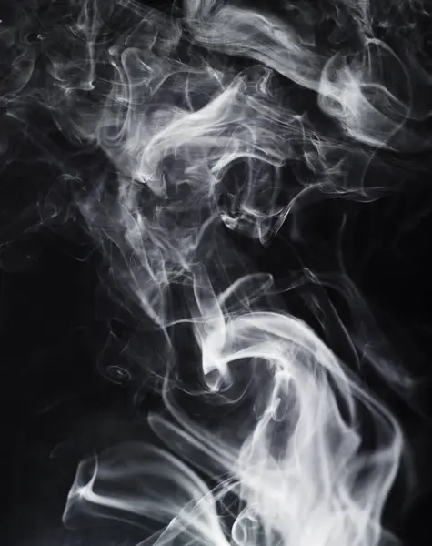 在黑暗的背景下 雾气或雾气 在工作室里带着气体的蒸汽波和幻想 带有神秘感 魔力和香烟的纹理 蒸汽或喷雾 有特殊效果的干冰和飘扬的烟雾 — 图库照片