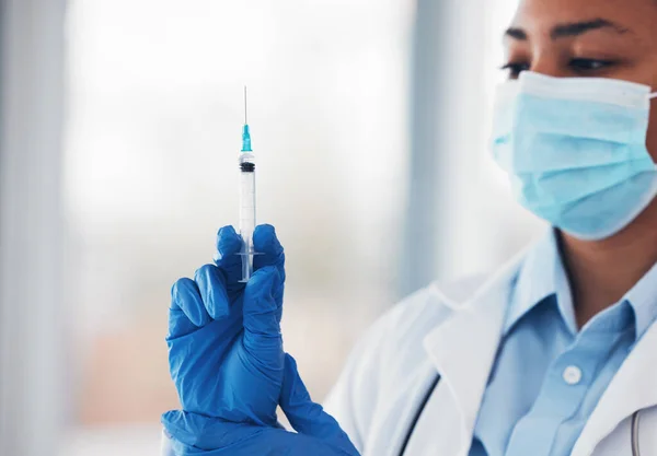 Gezondheidszorg Arts Vrouw Met Injectiespuit Masker Voor Injectie Medische Ondersteuning — Stockfoto