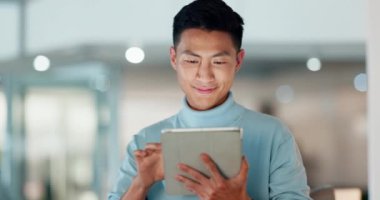 Tabletli, gülümseyen ve parşömenli Asyalı bir adam, başlangıçta e-postayı düşünüp okuyor, eleştiriyor ya da makale okuyordu. İnternet, araştırma ve internet ağı, sosyal medya veya internet için dijital uygulaması olan mutlu iş adamı