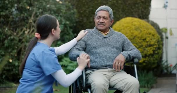 Oude Man Vrouw Verpleegster Ondersteuning Met Ouderenzorg Comfort Helpende Hand — Stockvideo