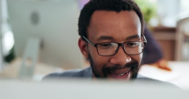 Sonríe Hombre Negocios Ordenador Con Gafas Lectura Correo Electrónico Informe — Vídeo de stock