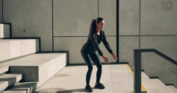 Дівчина Сходах Фітнесу Присідання Або Тренування Язів Ранкових Тренуваннях Тіла — стокове відео