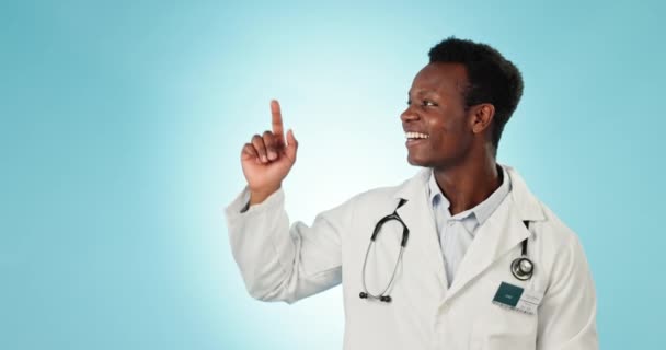 手指和医生与清单 黑人男子和机会在蓝色工作室的背景 具有手部手势 决定或保健选择的非洲人士或医学专业人员 — 图库视频影像