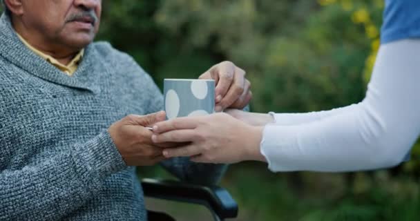 Infermiera All Aperto Uomo Anziano Caffè Con Aiuto Pensionamento Invecchiato — Video Stock