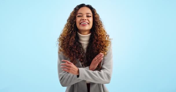 Смійся Схрестивши Руки Ділову Жінку Студії Посмішкою Щасливою Впевненою Кар — стокове відео