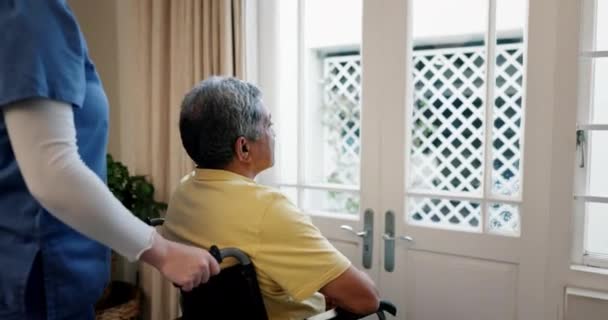 シニア 車椅子の男性 看護師は 介護者と介護者を支援するための屋外ビューを指摘しています 家の寝室やクリニックでの高齢者ケアのための医療と専門家 — ストック動画