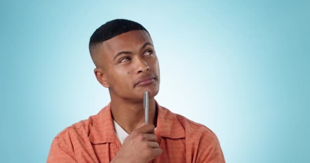 テスト または青い背景による解決のためのスタジオのペンが付いている男 考えおよび考え 大学生 ブレインストーミングで混乱または選択 奨学金の問題解決と評価 — ストック動画
