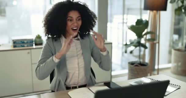 Mujer Negocios Emocionada Portátil Éxito Oficina Para Ganar Noticias Celebrar — Vídeos de Stock
