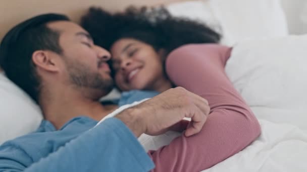 Amor Intimidad Par Manos Toque Cama Vínculo Relajarse Con Cuidado — Vídeos de Stock
