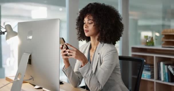 Бизнес Телефон Счастливая Женщина Поиск Интернете Отчету Компании Исследованию Контакту — стоковое видео
