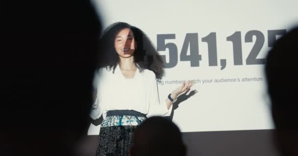 Prezentacja Projektor Lub Kobieta Biznesu Mowa Wykład Nauczanie Pokładzie Zespołu — Wideo stockowe