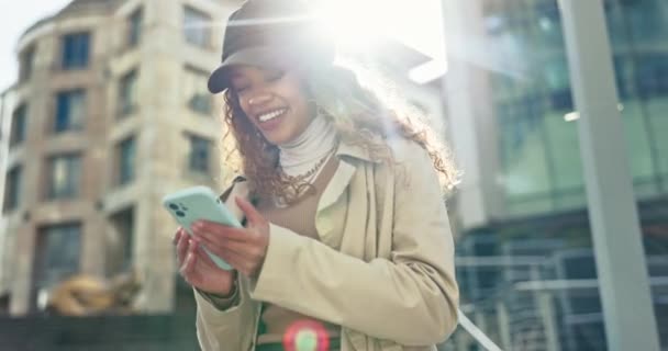 Stadt Lächeln Und Frau Mit Smartphone Tippen Und Mode Mit — Stockvideo