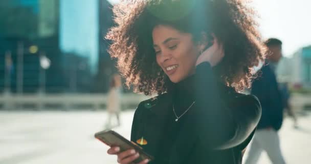Feliz Teléfono Mujer Negocios Ciudad Las Redes Sociales Para Chatear — Vídeos de Stock