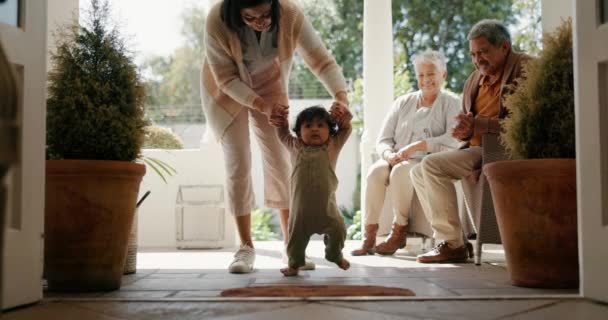 Aile Nesil Sevgi Mutluluk Arka Bahçede Gülümsüyor Grup Büyükanne Büyükbaba — Stok video