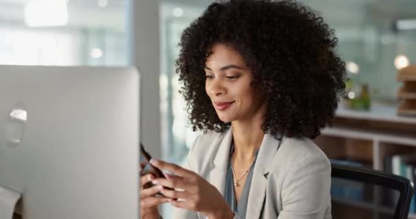 Business Smartphone Ευτυχισμένη Γυναίκα Και Πληκτρολογώντας Αναζήτηση Στο Διαδίκτυο Πρακτορείο — Αρχείο Βίντεο