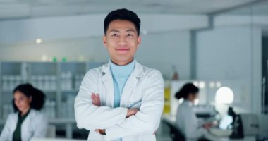 Laboratuvara güveni olan bilim, portre ve Asyalı bir adam biyoteknoloji ve gülümseme alanında ilaç araştırması yapıyor. Tıbbi çalışma, ilaç veya aşı geliştirme, laboratuvarda kollarını kavuşturan mutlu bilim adamı..