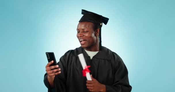 Graduación Videollamada Telefónica Conversación Hombre Negro Estudio Sobre Éxito Graduados — Vídeos de Stock